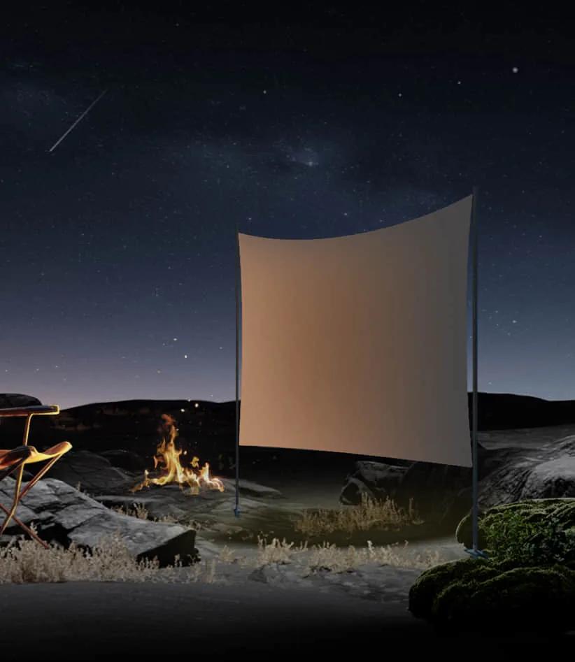 Pantalla de proyección al aire libre junto a un fuego
